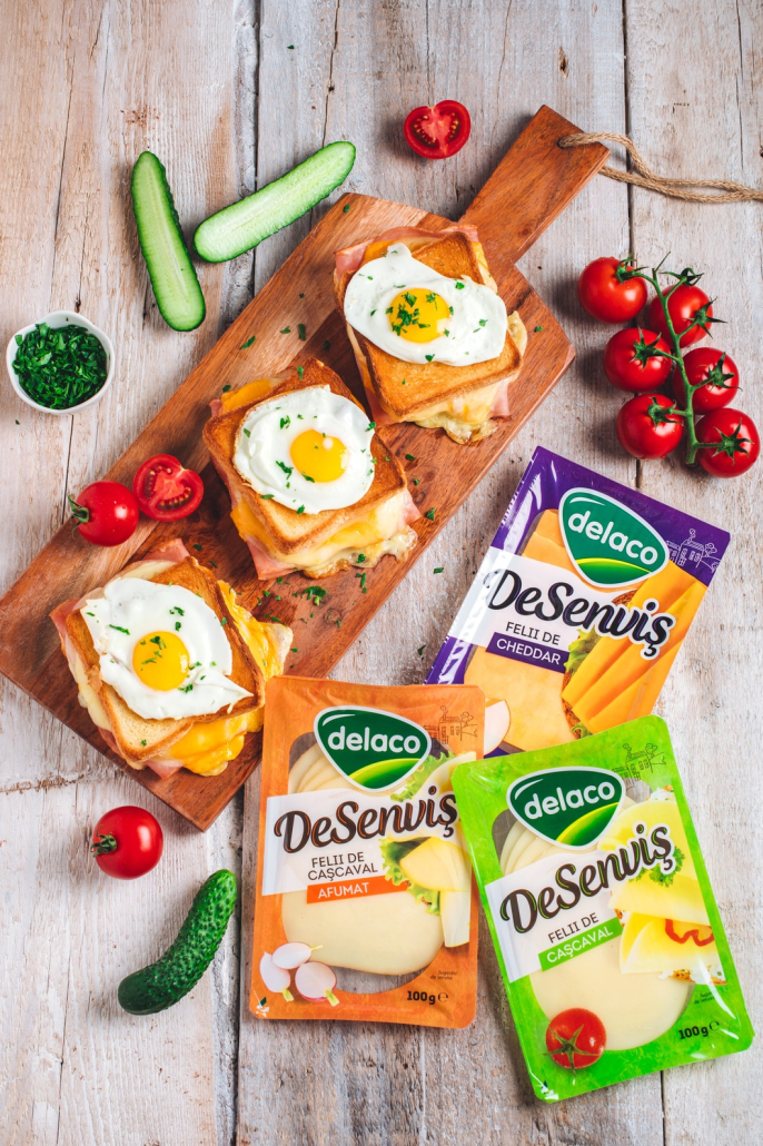 Croque Madame rumenit cu brânză cheddar DeSenviș topită și ou ochi