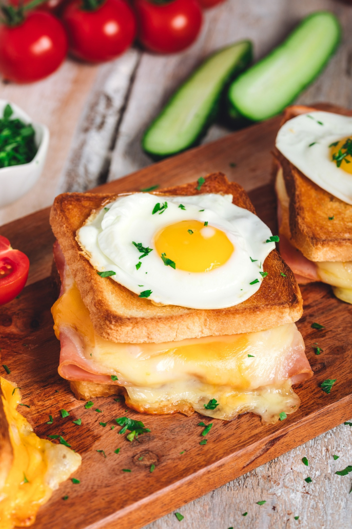Sandviș Croque Madame cu cheddar DeSenviș, șuncă și ou ochi cremos