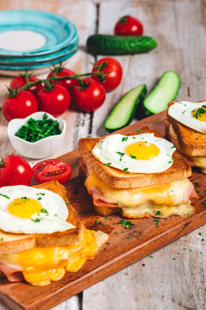 Sandwich franțuzesc Croque Madame reinterpretat cu cheddar DeSenviș