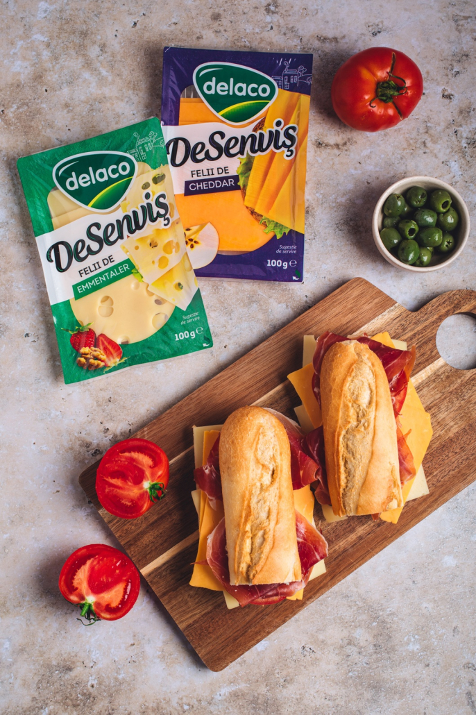 Bocadillo spaniol cu brânzeturi DeSenviș și roșii