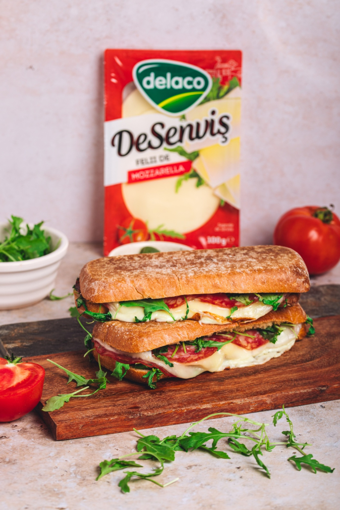 Panini cu mozzarella DeSenviș, salam și rucola proaspătă