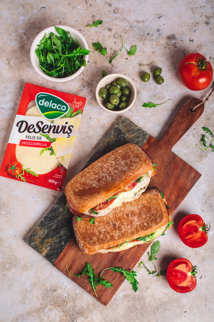 Sandviș panini cu mozzarella topită și salam crocant