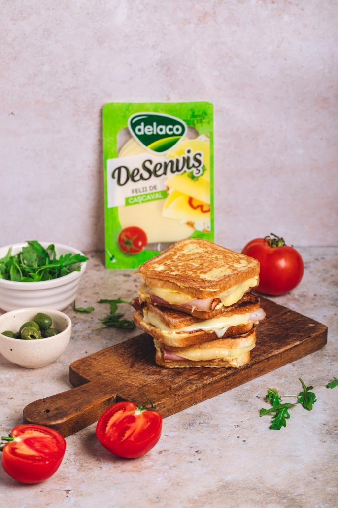 Sandwich Monte Cristo cu ou și cașcaval topit DeSenviș Delaco