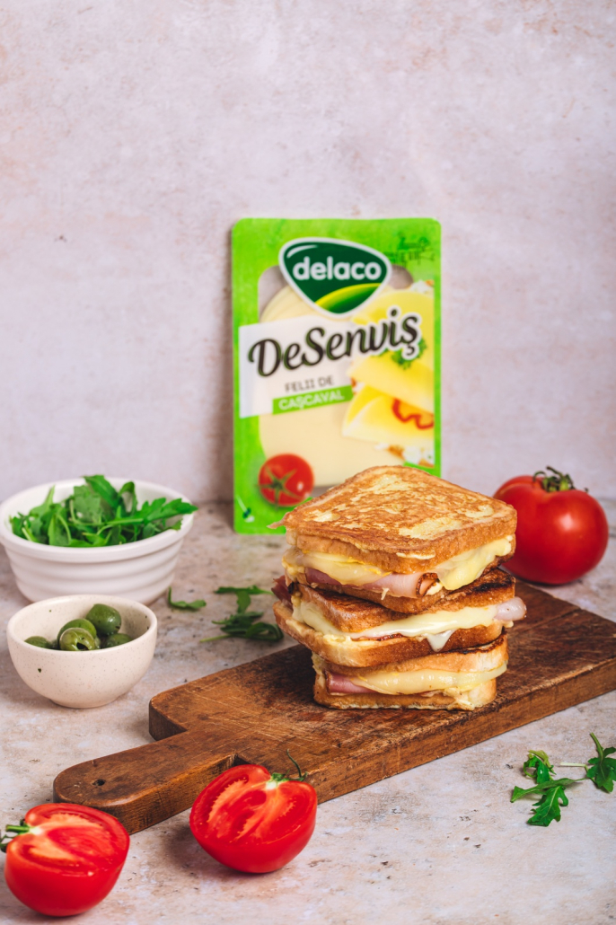 Sandviș Monte Cristo cu șuncă și cașcaval DeSenviș topit