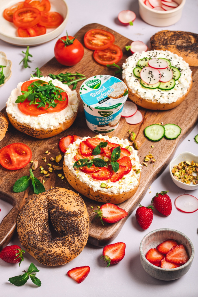 Bagels cu Brânză Pufoasă Delaco, ridichi, castravete și susan negru
