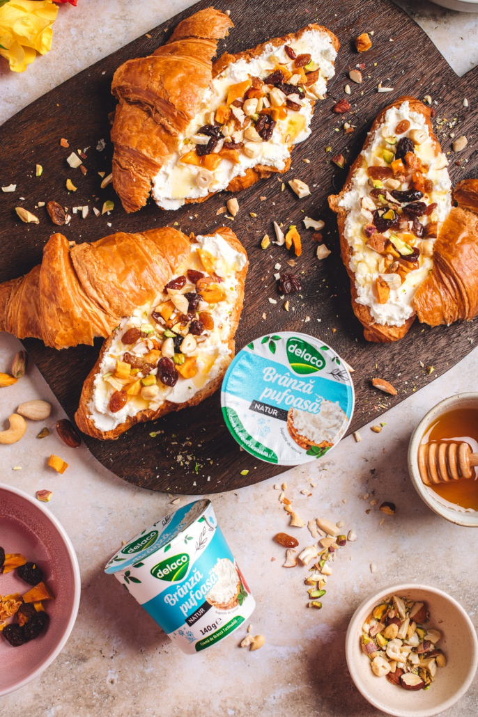 Mic dejun cu croissant și Brânză Pufoasă Delaco