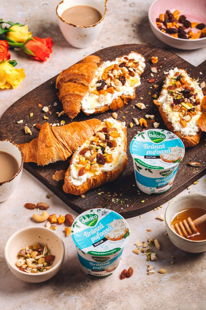 Croissant gourmet cu Brânză Pufoasă, miere și mix de nuci