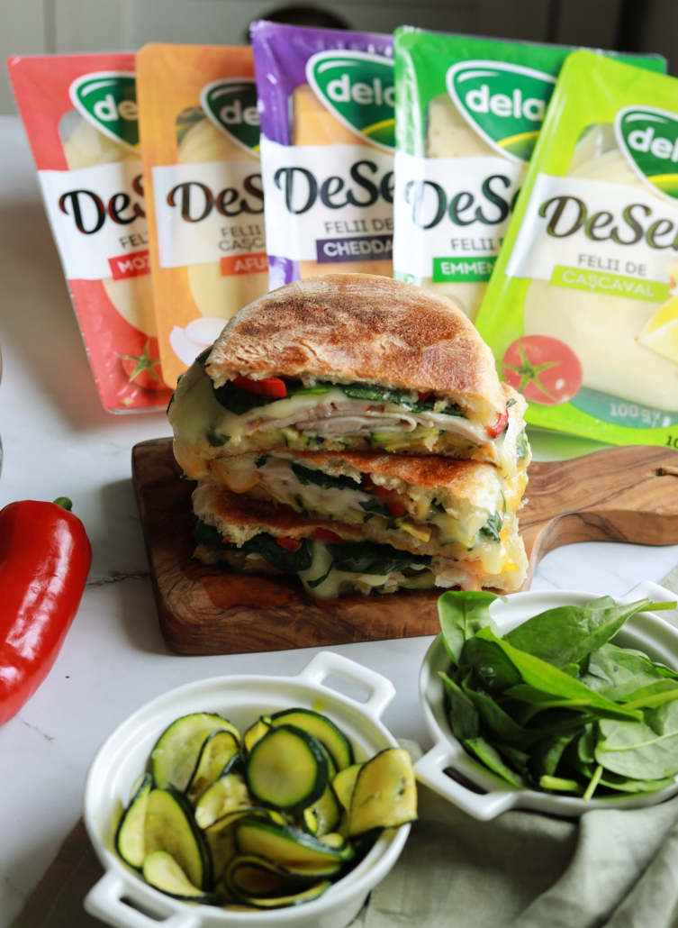 sandviș cald cu dovlecei, mozzarella DeSenviș și cheddar DeSenviș