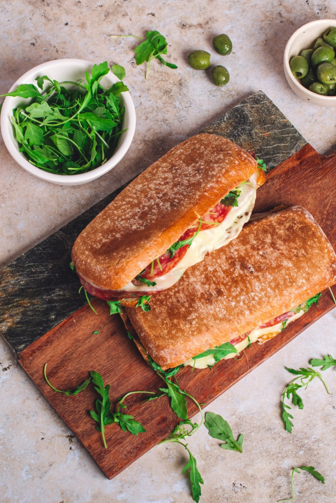 Panini cald cu mozzarella DeSenviș și rucola
