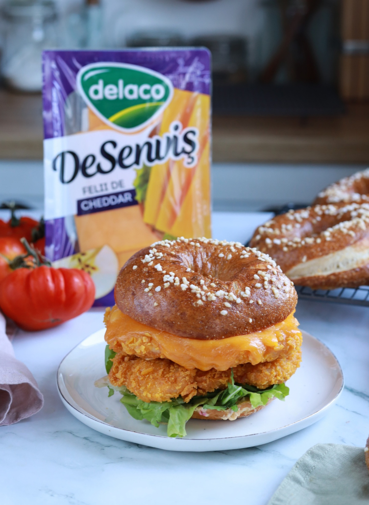 Pretzel sandwich gourmet cu cheddar DeSenviș și salată