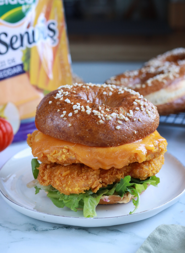 Pretzel sandwich cu pui crispy și cheddar DeSenviș topit