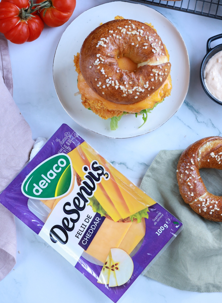 Sandviș în pretzel bagel cu pui crocant și cheddar DeSenviș Delaco