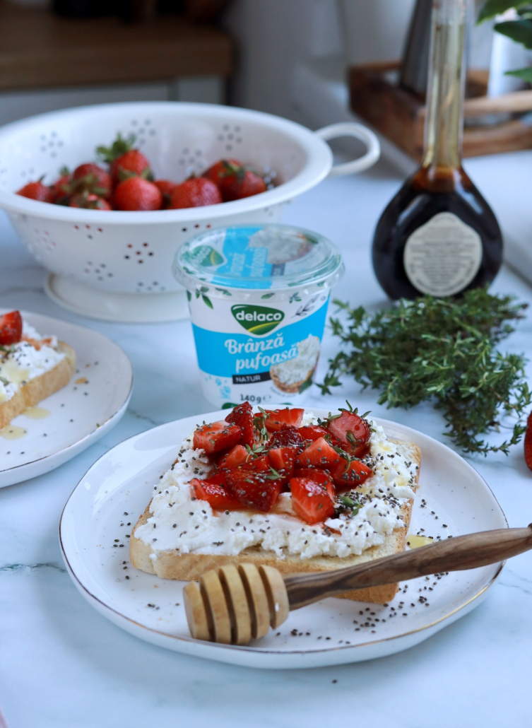 Toast gourmet cu Brânză Pufoasă Delaco și căpșuni