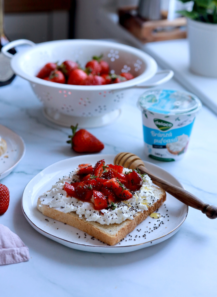 Toast cu Brânză Pufoasă Delaco, căpșuni și oțet balsamic