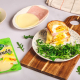 sandviș cald cu ou ochi în mijloc și cașcaval DeSenviș, servit cu rucola