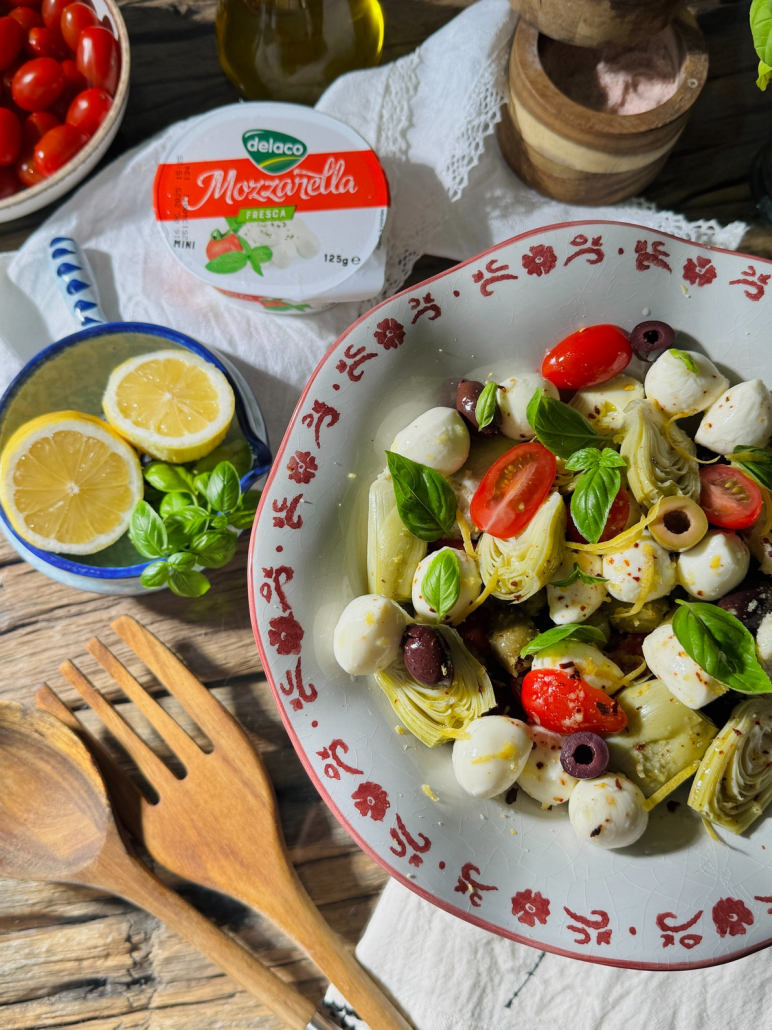 Salată de vară din anghinare, roșii cherry, măsline și Mozzarella Fresca Mini.