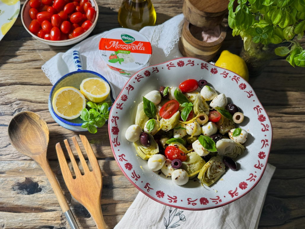 Salată mediteraneană cu anghinare în saramură, roșii cherry, măsline și Mozzarella Fresca Mini Delaco.