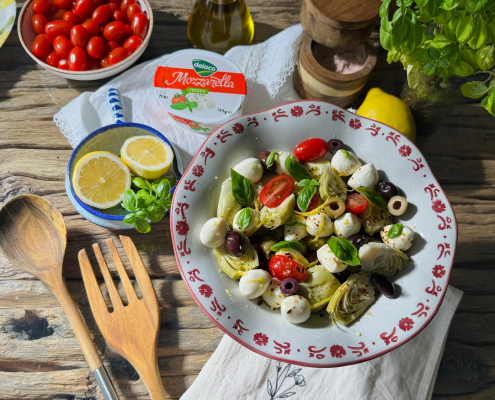 Salată mediteraneană cu anghinare în saramură, roșii cherry, măsline și Mozzarella Fresca Mini Delaco.