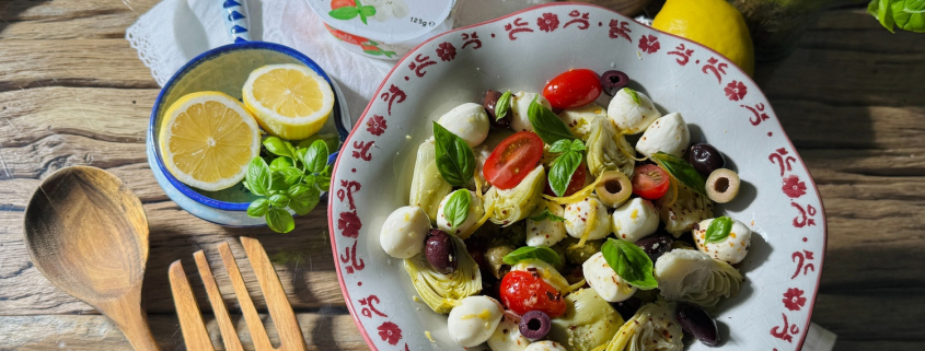 Salată mediteraneană cu anghinare în saramură, roșii cherry, măsline și Mozzarella Fresca Mini Delaco.