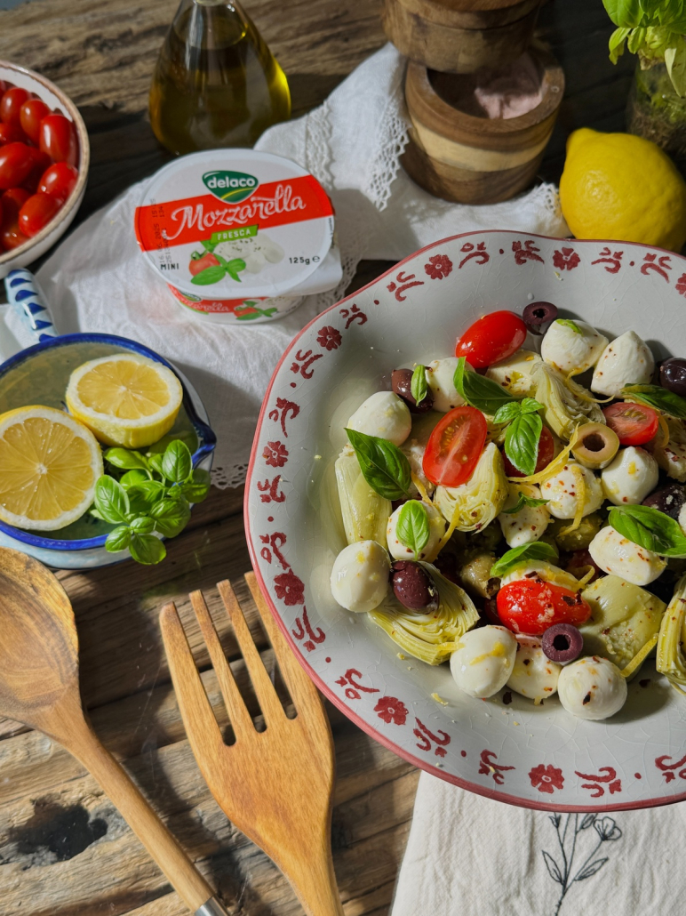 Salată cu anghinare, mozzarella Fresca mini Delaco, roșii cherry și busuioc proaspăt