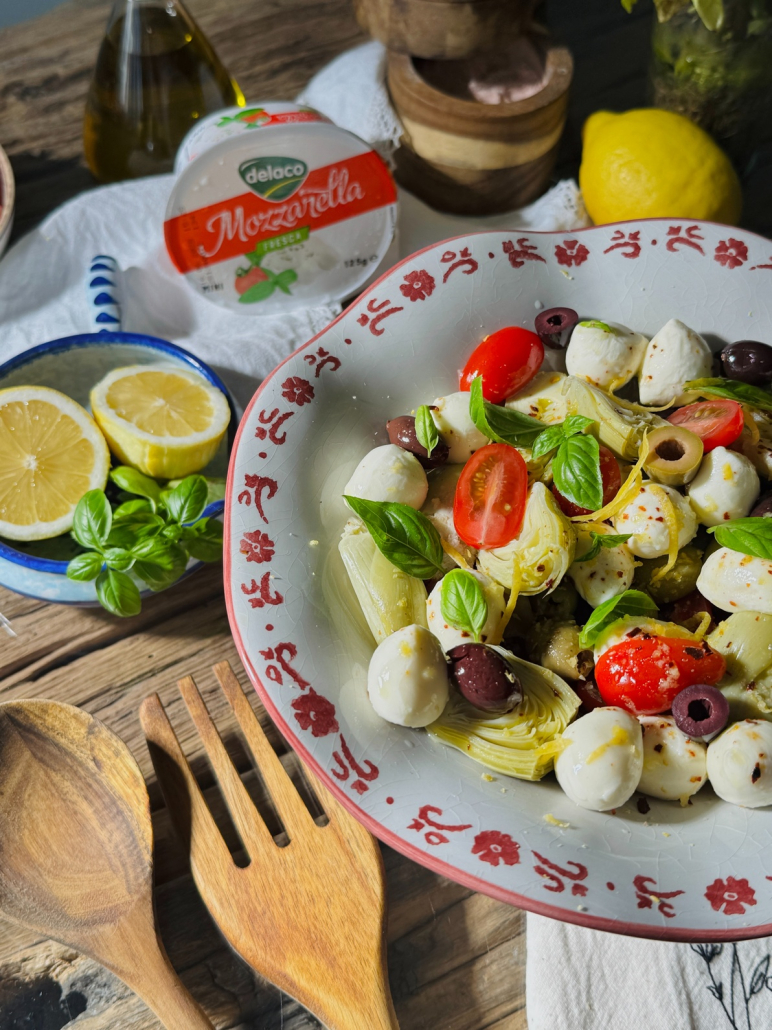 Rețetă de salată mediteraneană cu Mozzarella Fresca Mini Delaco, anghinare și măsline.
