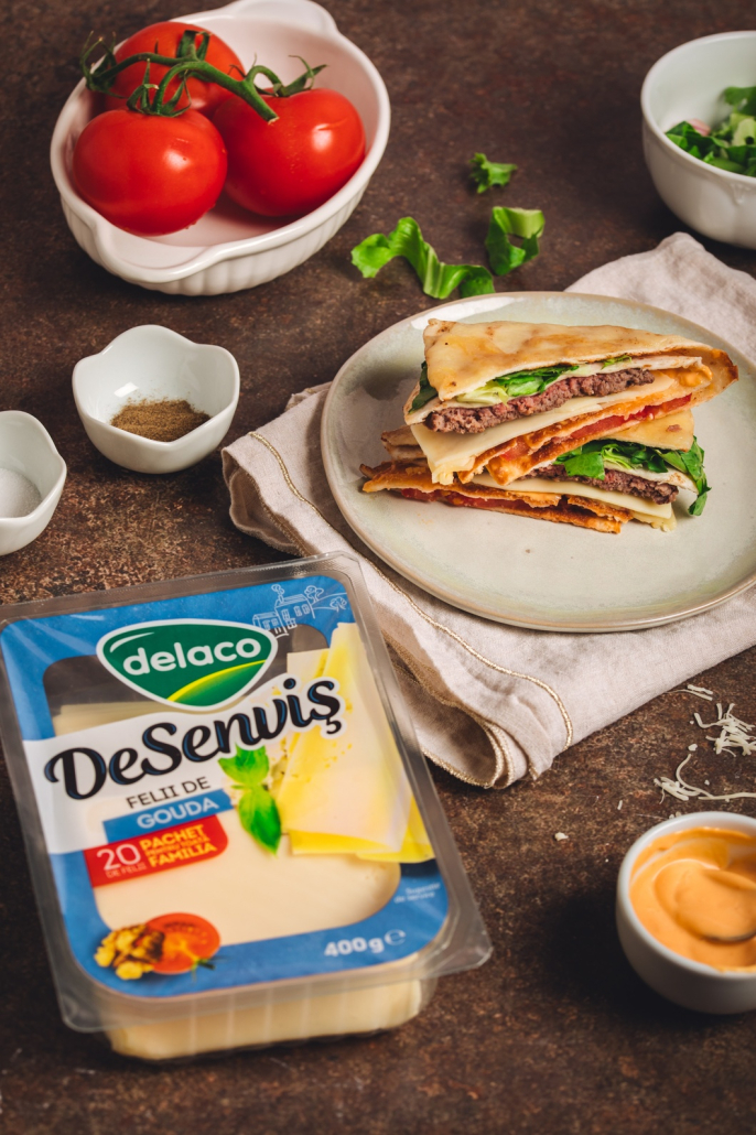 Burger tortilla crocant cu Gouda DeSenviș topit și carne de vită rumenită