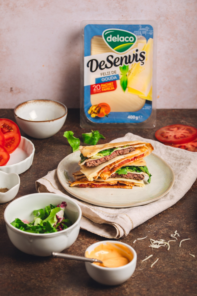 Tortilla burger cu carne de vită și felii de Gouda DeSenviș topite