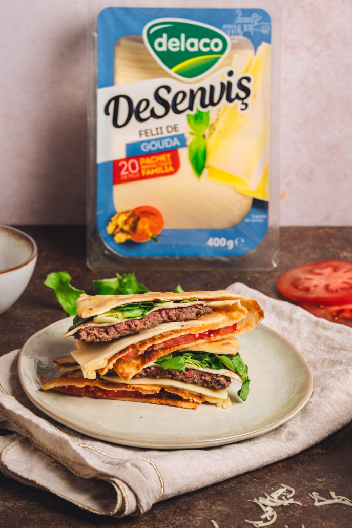 Rețetă de Smashed Burger Tortilla servită cu legume proaspete și Gouda