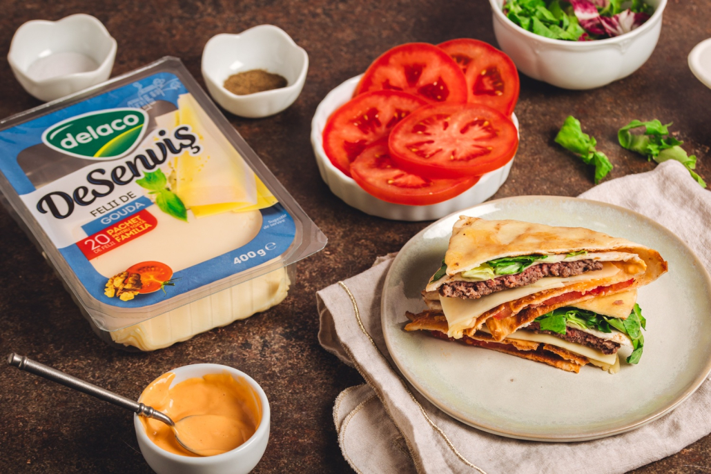 Smashed Burger Tortilla cu felii de Gouda DeSenviș, carne de vită, salată verde și roșii