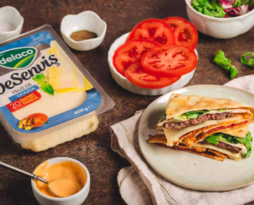 Smashed Burger Tortilla cu felii de Gouda DeSenviș, carne de vită, salată verde și roșii
