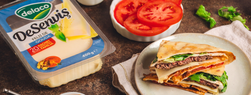Smashed Burger Tortilla cu felii de Gouda DeSenviș, carne de vită, salată verde și roșii