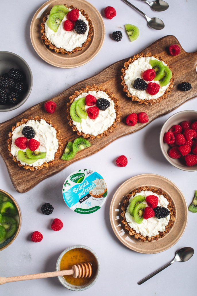 Tarte pentru micul dejun cu crustă de granola, Brânză Pufoasă și fructe de pădure colorate.
