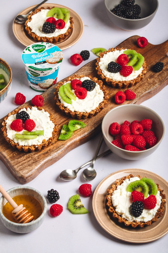 Desert tip tartă cu granola, Brânză Pufoasă și fructe proaspete, servit la micul dejun.