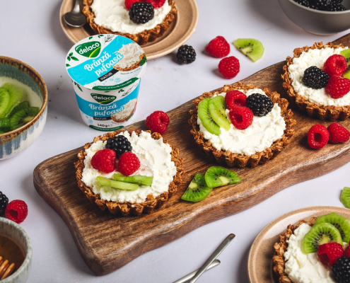 Tarte granola cu Brânză Pufoasă Delaco, decorate cu kiwi, zmeură și mure proaspete.