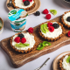 Tarte granola cu Brânză Pufoasă Delaco, decorate cu kiwi, zmeură și mure proaspete.