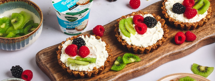 Tarte granola cu Brânză Pufoasă Delaco, decorate cu kiwi, zmeură și mure proaspete.