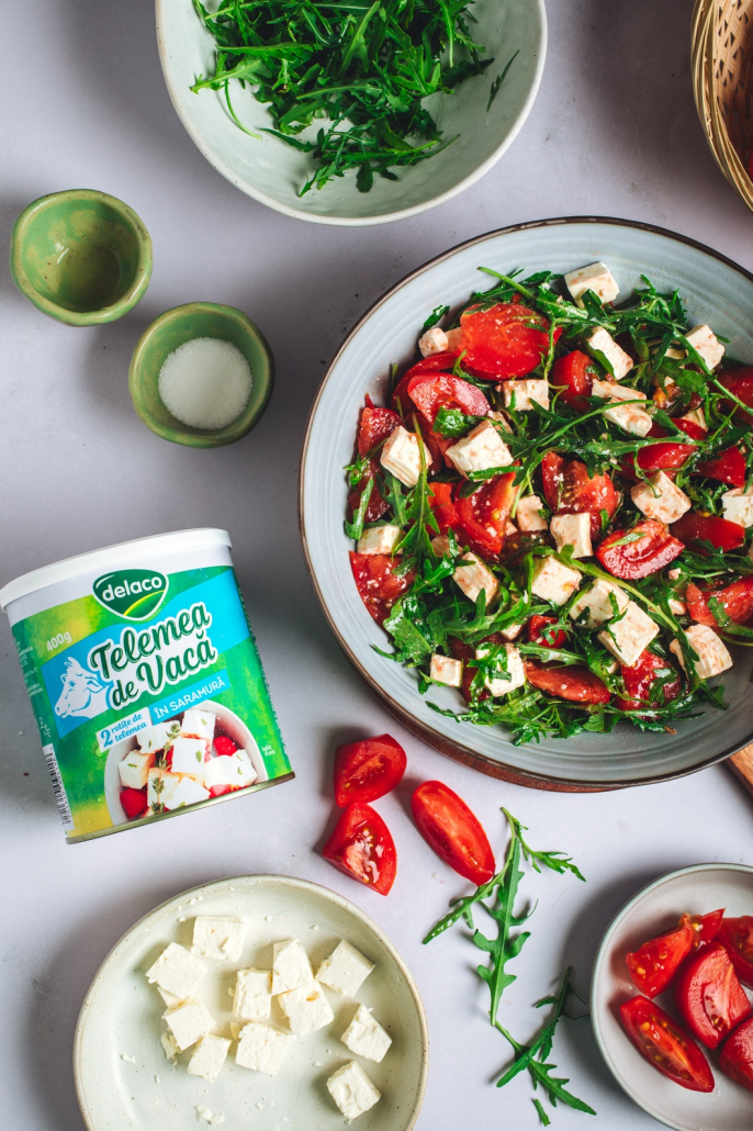Salată de roșii cherry, telemea de vacă și rucola, preparată cu Telemea Delaco în saramură