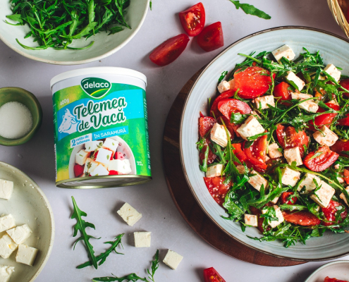 Salată de roșii cu telemea Delaco și rucola, servită într-un bol alături de ingrediente proaspete de vară