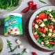 Salată de roșii cu telemea Delaco și rucola, servită într-un bol alături de ingrediente proaspete de vară