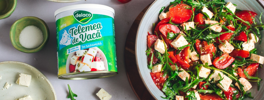 Salată de roșii cu telemea Delaco și rucola, servită într-un bol alături de ingrediente proaspete de vară