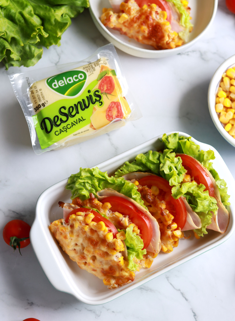 Corn Tacos cu salată, șuncă și roșii, realizați din porumb și cașcaval DeSenviș
