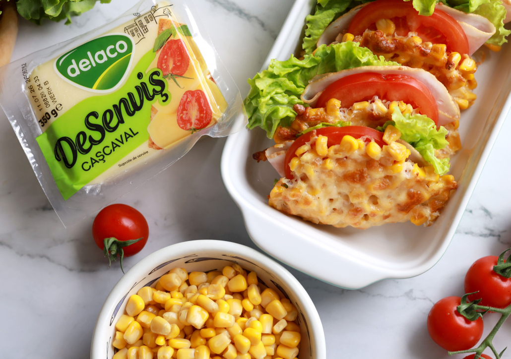 Corn Tacos cu wrap din porumb și cașcaval DeSenviș umpluți cu șuncă, salată verde și roșii