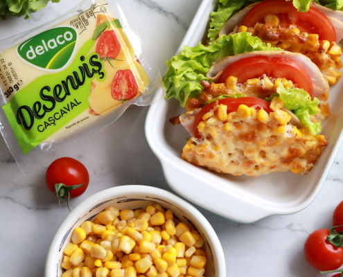 Corn Tacos cu wrap din porumb și cașcaval DeSenviș umpluți cu șuncă, salată verde și roșii