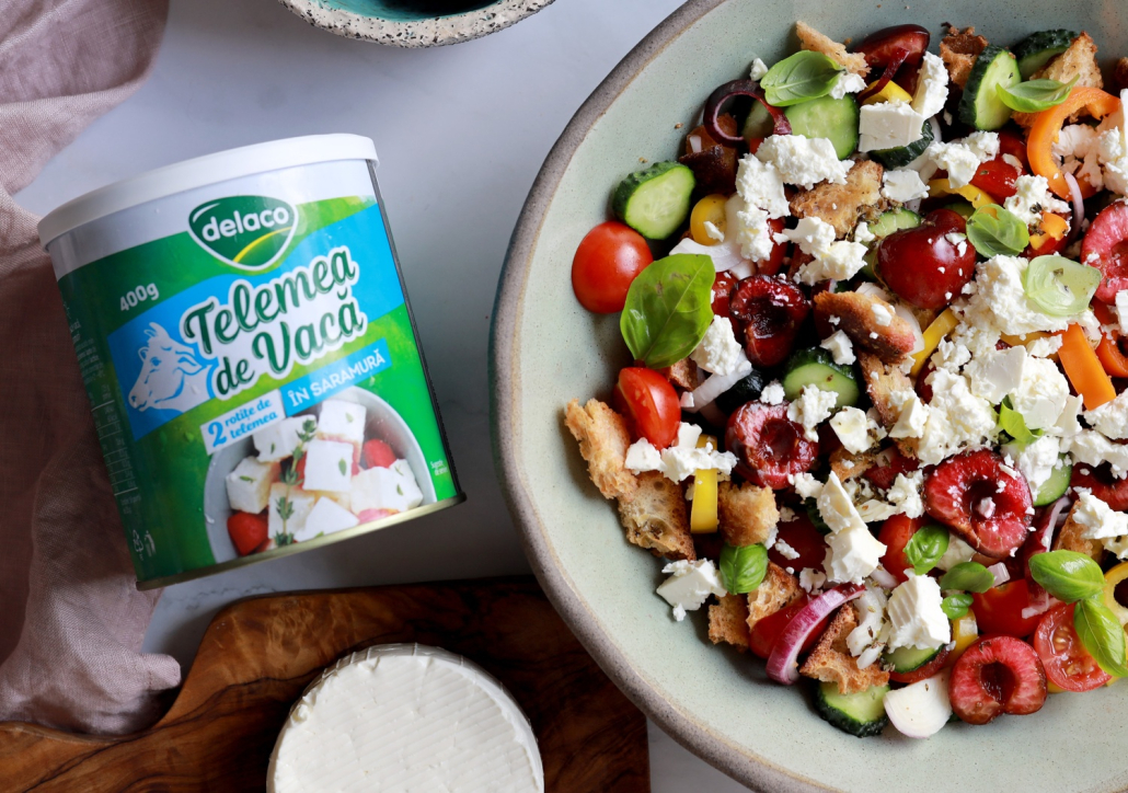 Salată Panzanella cu cireșe, telemea Delaco, roșii cherry, castraveți și crutoane