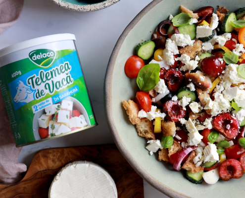 Salată Panzanella cu cireșe, telemea Delaco, roșii cherry, castraveți și crutoane