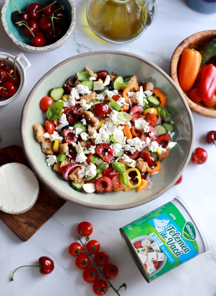 Bol cu salată Panzanella cu legume de sezon, cireșe și telemea Delaco