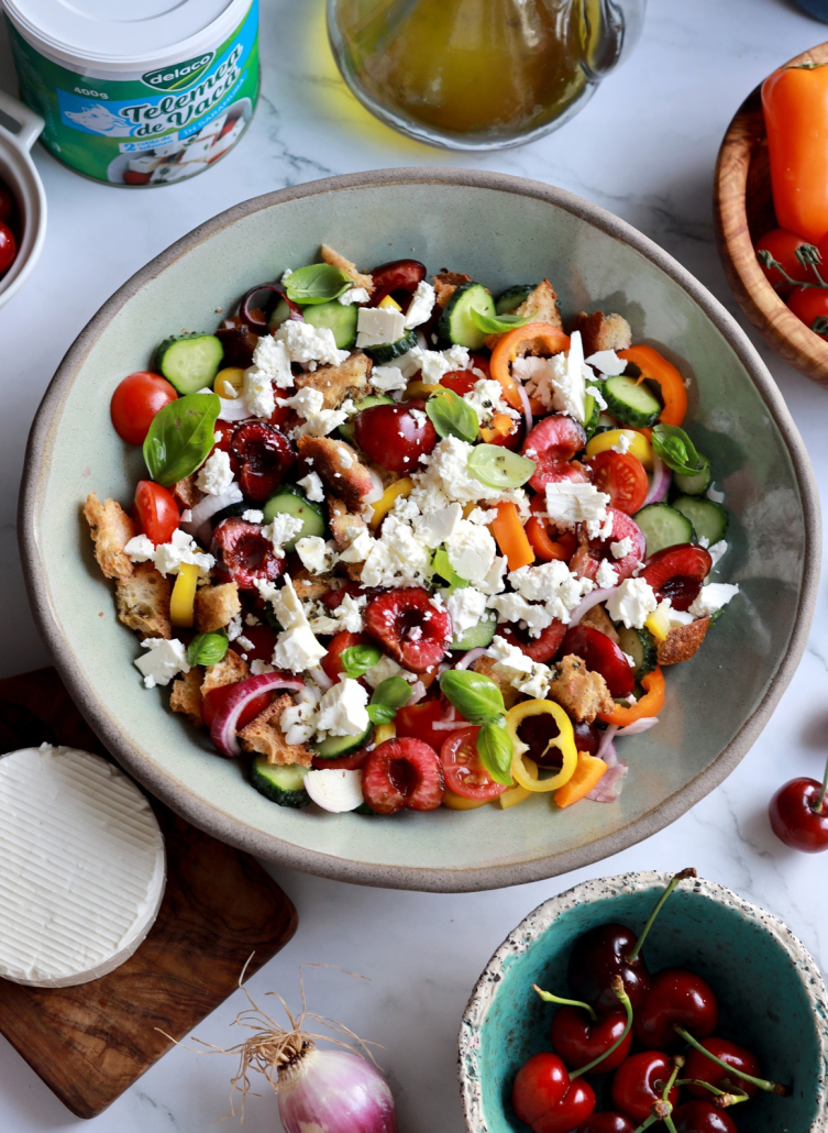 Salată Panzanella italiană reinterpretată cu cireșe și telemea Delaco