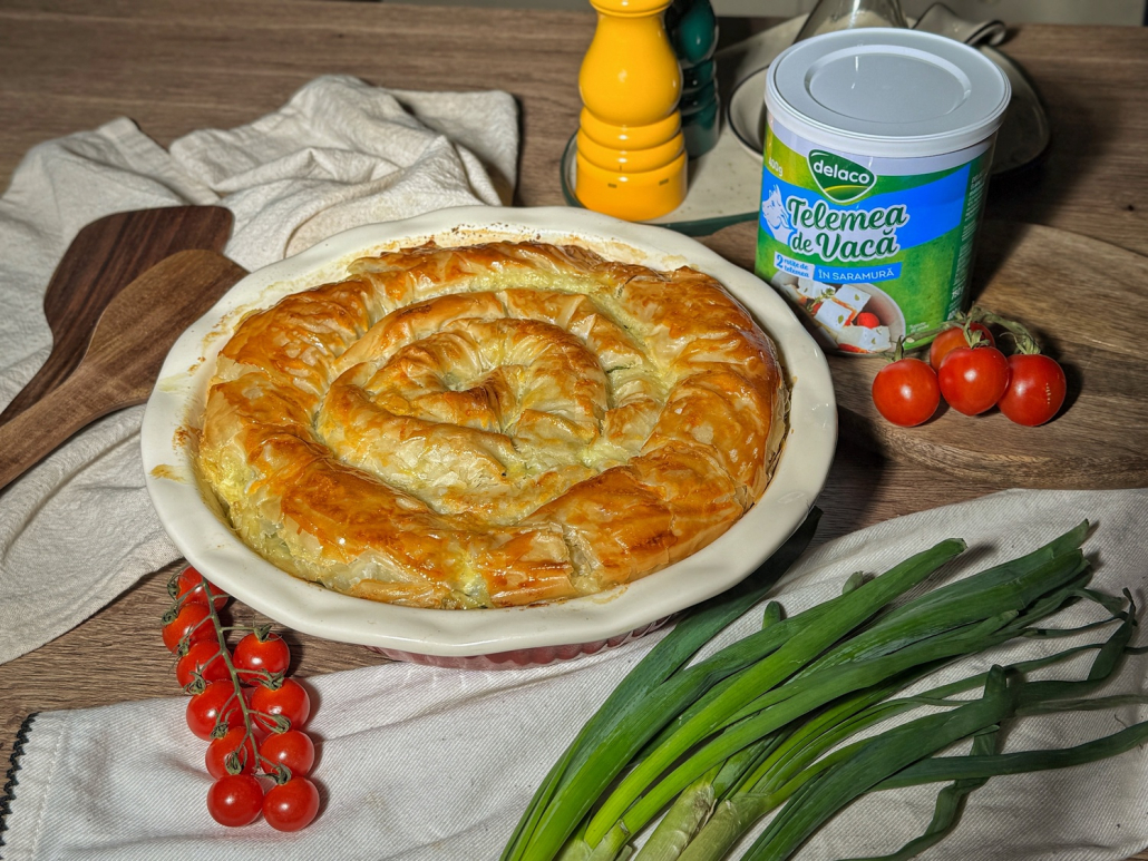 Spanakopita cu telemea de vacă Delaco în saramură, coaptă în formă de spirală