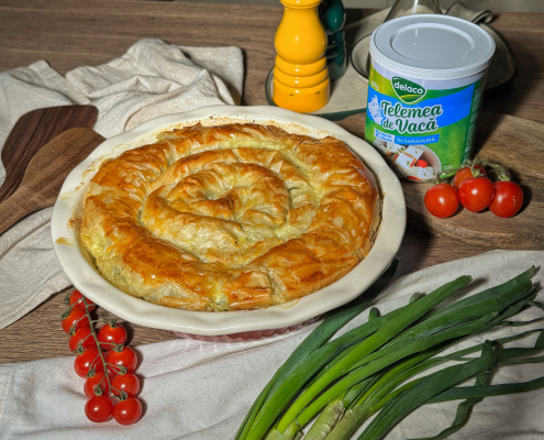 Spanakopita cu telemea de vacă Delaco în saramură, coaptă în formă de spirală