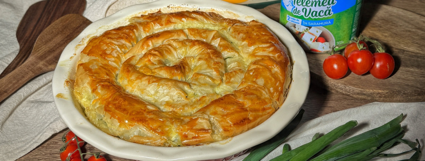 Spanakopita cu telemea de vacă Delaco în saramură, coaptă în formă de spirală